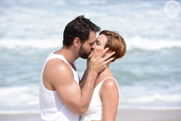 Na novela 'Topíssima', Antonio (Felipe Cunha) e Sophia (Camila Rodrigues) se beijam no capítulo de terça-feira, 2 de julho de 2019