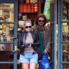 Sharon Stone e o modelo argentino, Martin Rica, deixam coffee shop