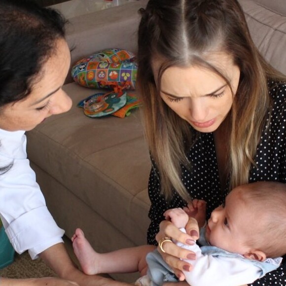 Thaeme contou que a filha, Liz, teve febre após tomar as tradicionais vacinas de dois meses de vida