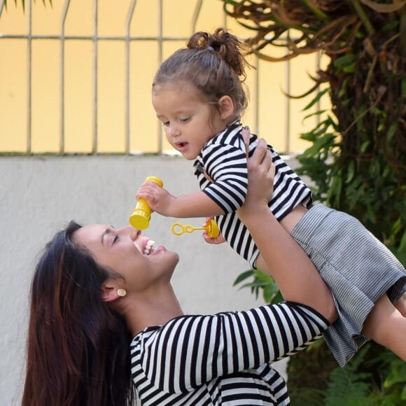Yanna Lavigne deu bronca na filha após Madalena, de 2 anos, riscar o edredom: 'Não é para desenhar aqui (na roupa de cama), é no papel o desenho'