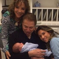 Patricia Abravanel posta foto de Silvio Santos segurando no colo o neto Pedro
