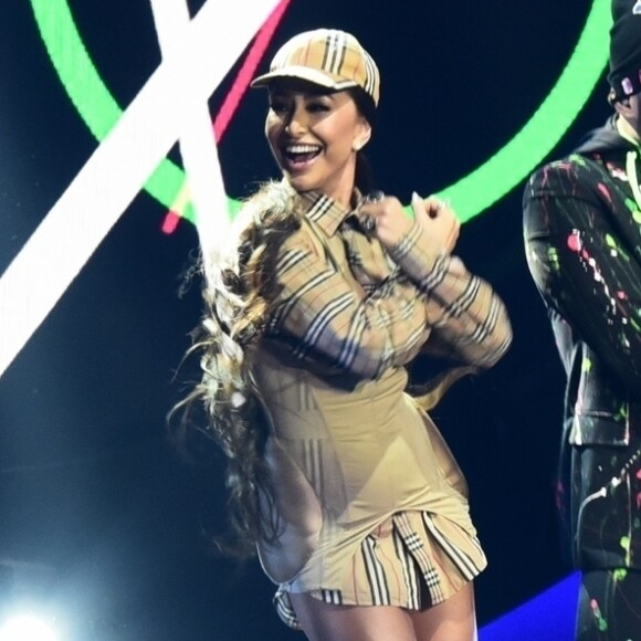 Sabrina Sato brilhou de conjunto Burberry