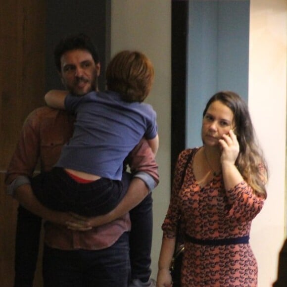 Rodrigo Lombardi fez passeio em família por shopping do Rio