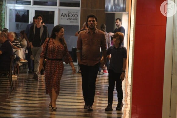 Rodrigo Lombardi passeou com a mulher, Betty Baumgarten, e o filho, Rafael, de 11 anos, em shopping