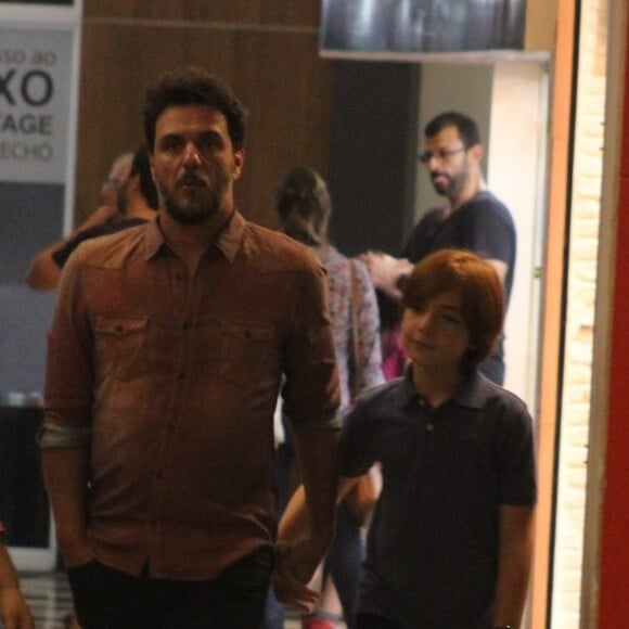 Rodrigo Lombardi passeou com a mulher, Betty Baumgarten, e o filho, Rafael, de 11 anos, em shopping