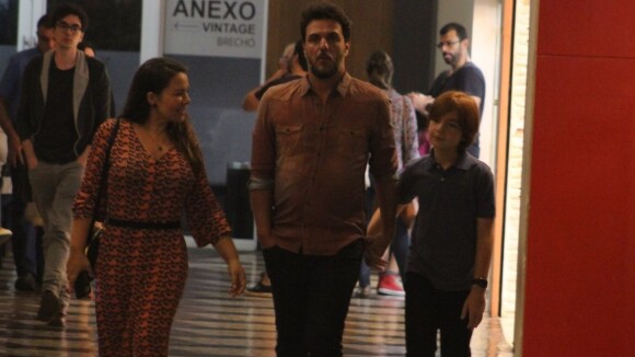 Rodrigo Lombardi passeia com mulher e filho de 11 anos em shopping. Fotos!
