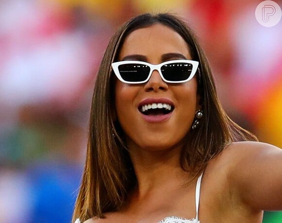 Anitta escolheu detalhes vintage, como os óculos escuros