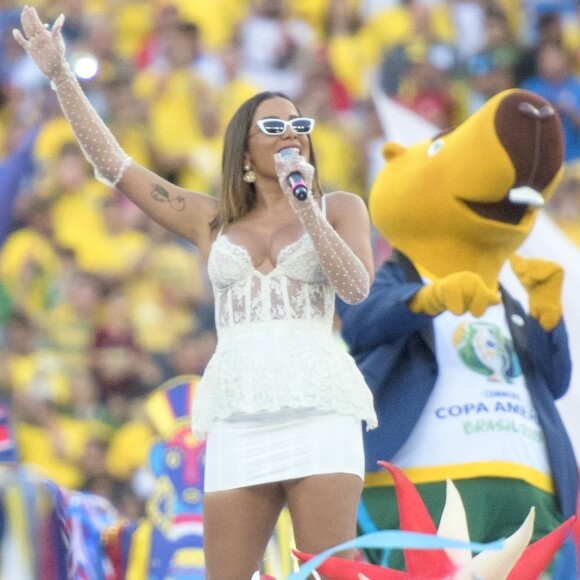 Anitta usou minissaia, um dos hits desta estação