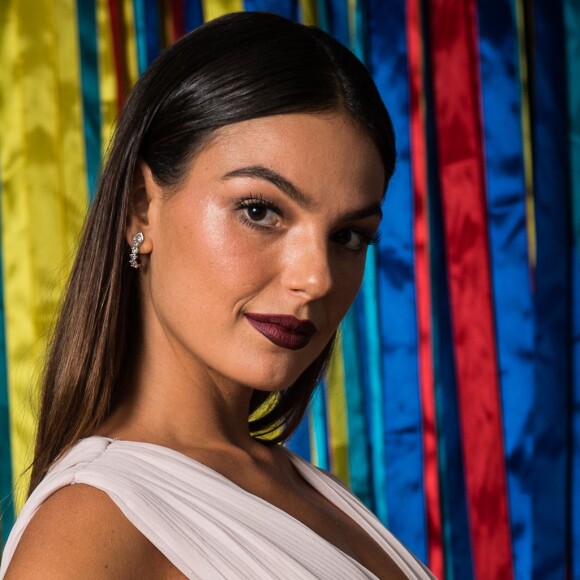 Isis Valverde posou de biquíni em Fernando Noronha e ganhou elogios no Instagram