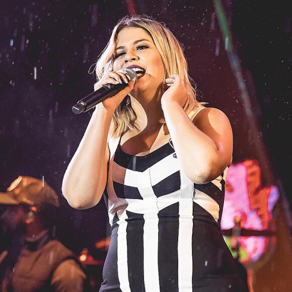 'Cá estamos, próximos ao sétimo de sete shows seguidos e observando o quanto somos muito mais fortes do que imaginamos quando confiamos em Deus', disse Marilia Mendonça