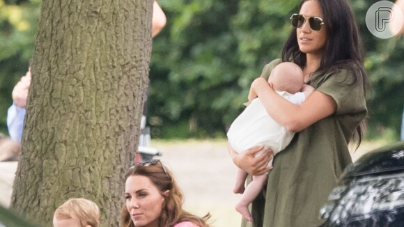 Meghan Markle e Kate Middleton passeiam com os filhos em evento com Príncipe William e Príncipe Harry