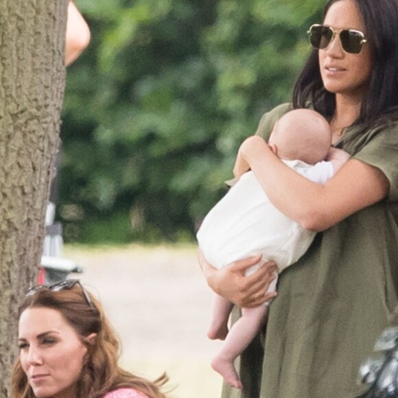 Meghan Markle e Kate Middleton passeiam com os filhos em evento com Príncipe William e Príncipe Harry