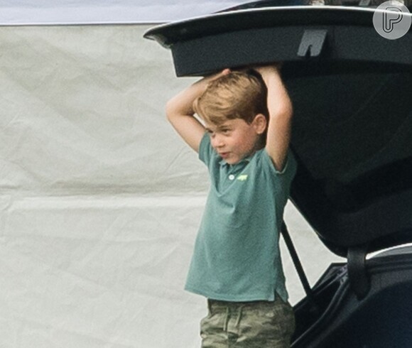 Príncipe George brinca dentro de mala de carro nesta quarta-feira, dia 10 de julho de 2019