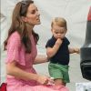 Kate Middleton aposta em vestido floral rosa para curtir dia em família nesta quarta-feira, dia 10 de julho de 2019