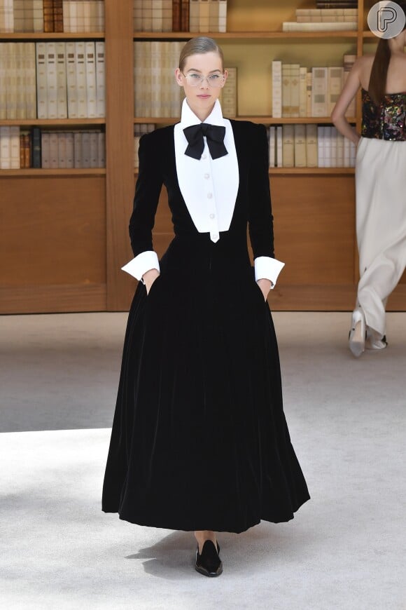 Preto e branco nunca saem de moda e isso pode ser visto no look clássico da Alta-Costura da Chanel
