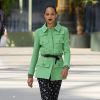 Casaco verde traz vida ao restante do look, em P&B, da coleção cruise 2020 da Chanel