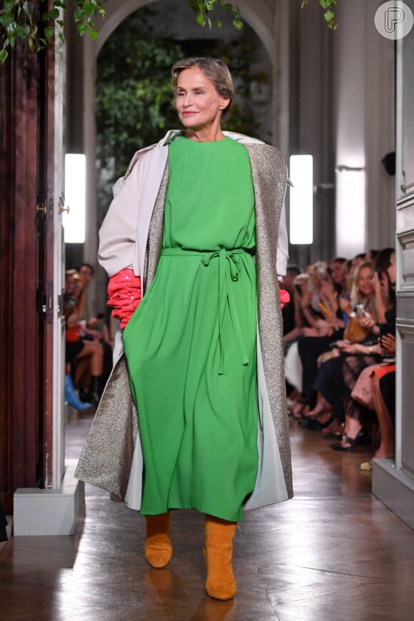 Vestido verde vibrante foi um dos looks-destaque do desfile de alta-costura da Valentino, usado por Lauren Hutton