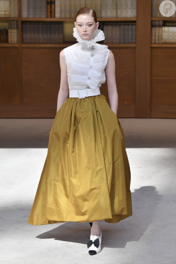 O look de alta-costura da Chanel ganha um cint largo para afinar a cintura