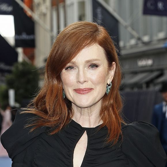 Moda para mulheres com mais de 50: Julianne Moore traz um twist para o vestido preto com a sandália de cano alto