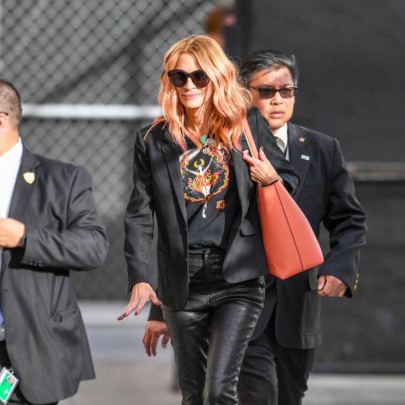 Julia Roberts atualiza o blazer preto e a sandália de tiras com t-shirt e calça de couro