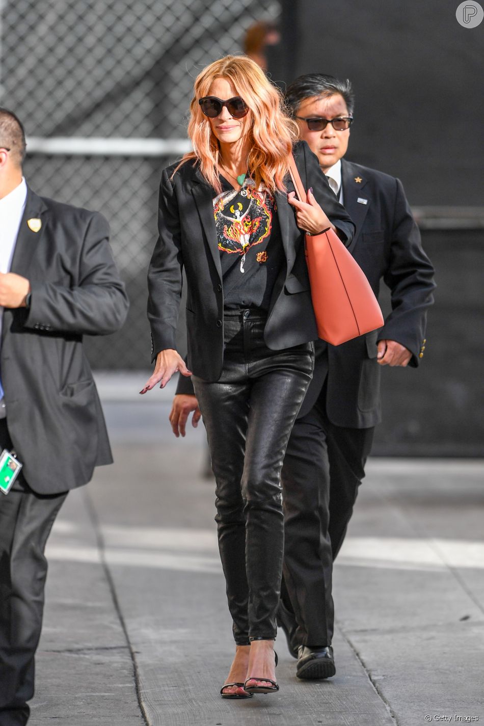 calça de couro com blazer