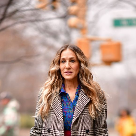 Fashionista de carteirinha, Sarah J. Parker não tem medo de ousar: repare na combinação de peças que poderia ser clássica, mas com o mix de estampas e cores (olho na meia roxa com sapato azul!) ganhou outro status