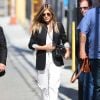 Com um look todo em preto e branco, Jennifer Aniston conseguiu criar um visual para lá de fashion, atualizado pela forma como contrastou as cores e pela modelagem moderninha do jeans