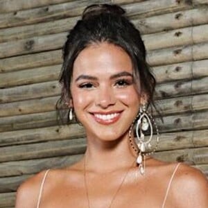 Bruna Marquezine mostra antes e depois de brozeador caseiro nesta sexta-feira, dia 12 de julho de 2019