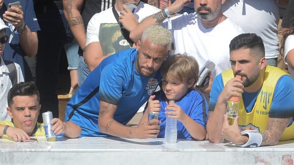 Novo visual! Neymar aparece com cabelo loiro em evento com filho, Davi Lucca