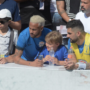 Neymar apareceu com cabelo descolorido em evento com filho