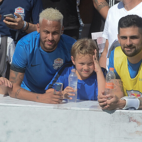 Neymar mudou o visual antes de entrar em campo para fim do torneio
