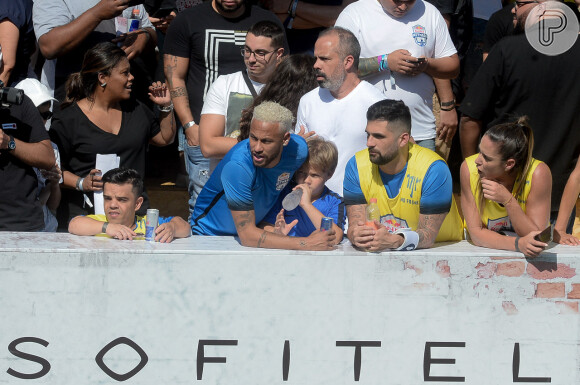 Neymar foi clicado com filho durante evento em instituto que leva seu nome
