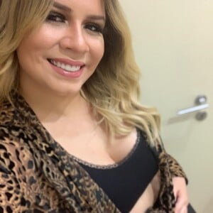 Marilia Mendonça posa com mão na barriga