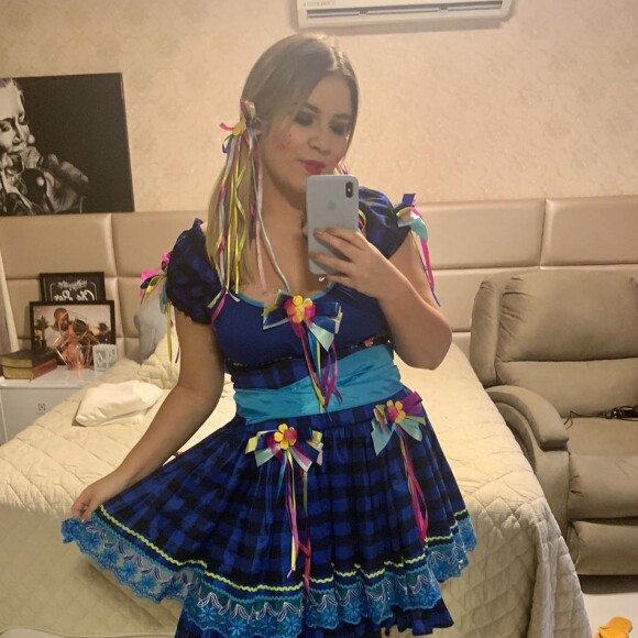 Marilia Mendonça posa com look junino