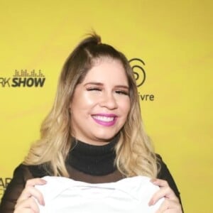 Marilia Mendonça ganha body para seu bebê em show