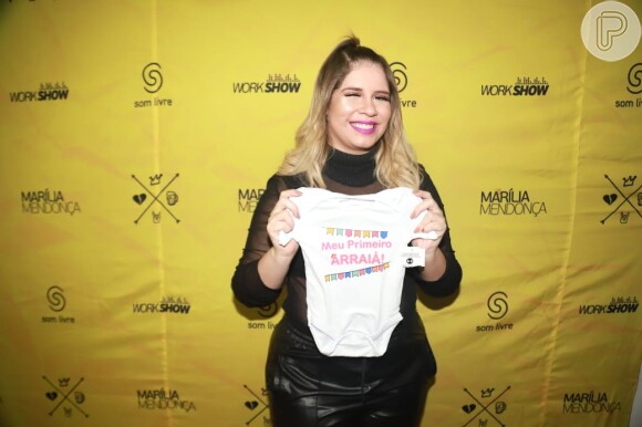 Marilia Mendonça ganha body para seu bebê em show
