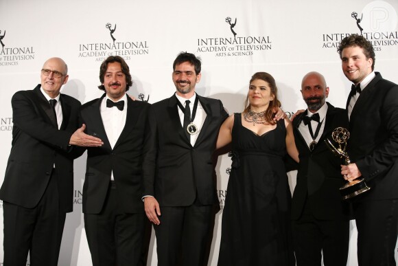 A equipe de 'Lado a Lado' recebeu o Emmy de melhor novela das mãos do ator norte-americano Jeffrey Tambor