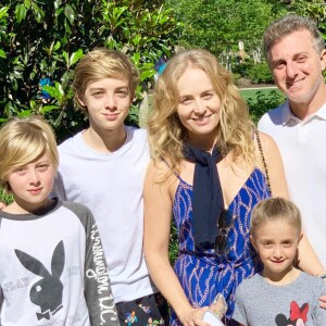 Angélica e Luciano Huck posam com filhos