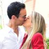 Ticiane Pinheiro ganha beijo do marido, César Tralli, ao deixar maternidade