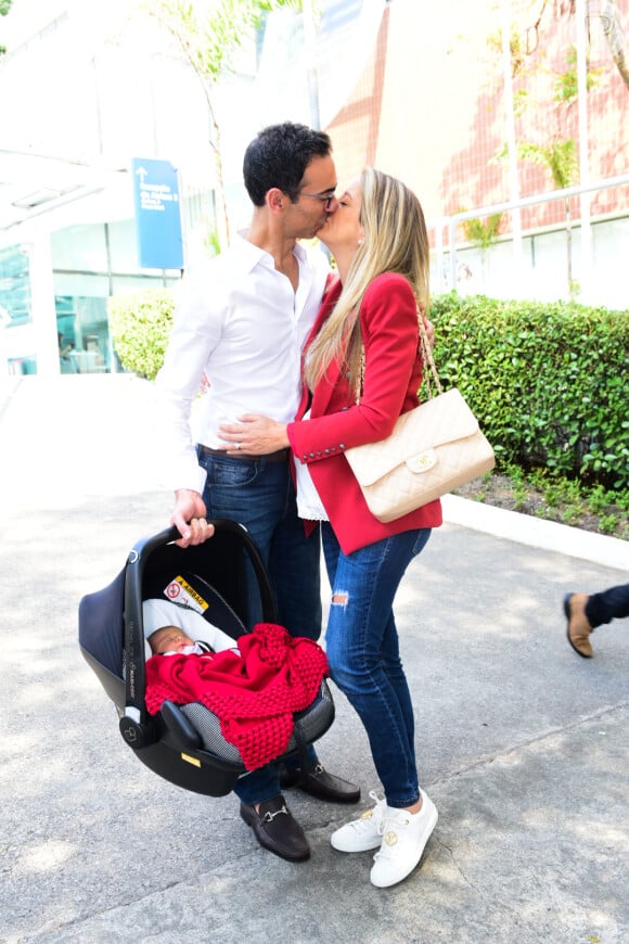 Ticiane Pinheiro ganha beijo do marido, César Tralli, ao deixar maternidade