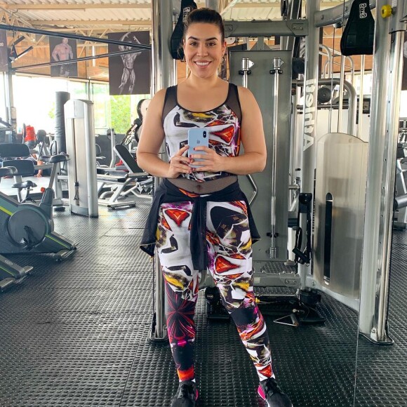 Naiara Azevedo mantém a boa forma com exercícios na academia