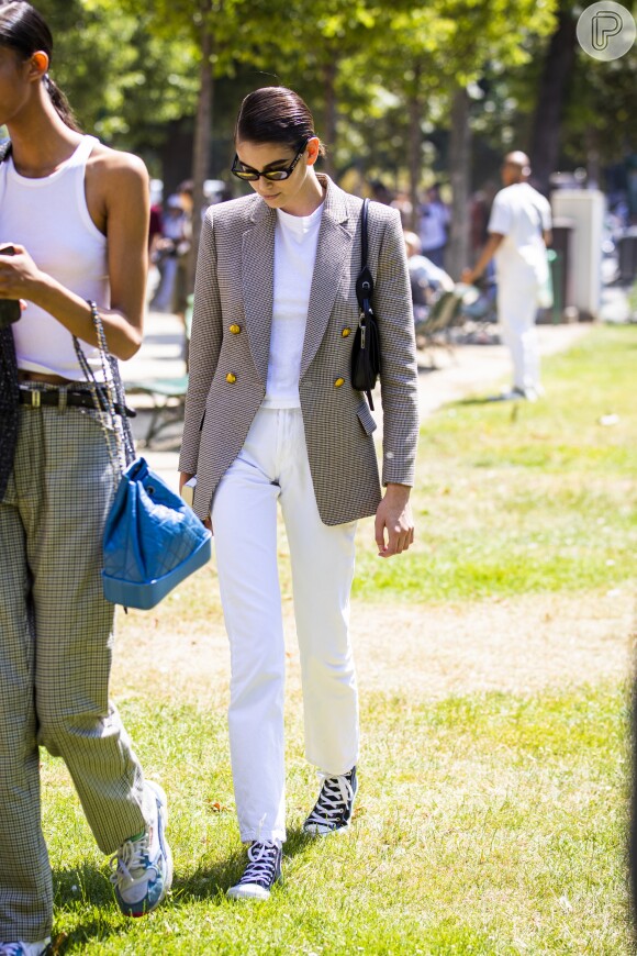 Um look cheio de básicos: blazer, calça jeans reta, t-shirt branca e tênis All Star, tudo impecável 
