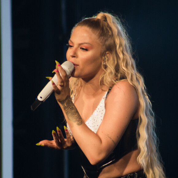 Luísa Sonza adotou mega-hair superlongo com ondas praianas até a 'altura' do bumbum