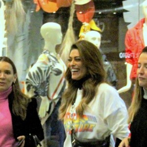 Juliana Paes usa coturno e pochete em look para passear em shopping no Rio de Janeiro, nesta quinta-feira, dia 18 de julho de 2019