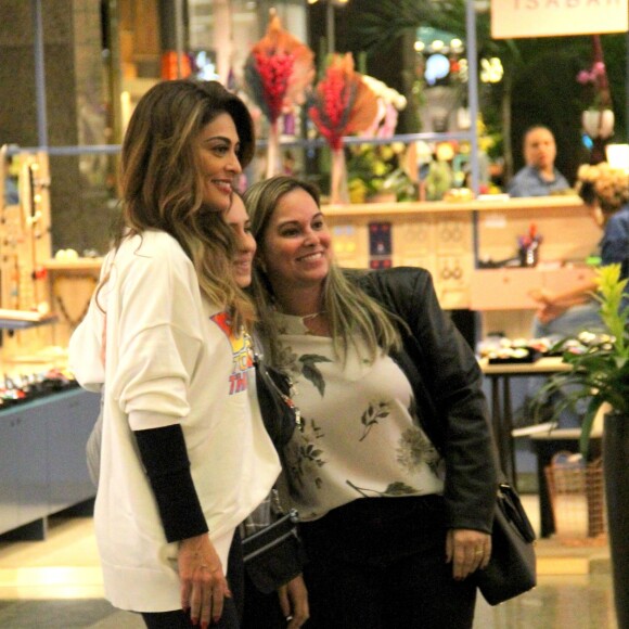 Juliana Paes tirou foto com fãs em passeio em shopping no Rio de Janeiro, nesta quinta-feira, dia 18 de julho de 2019