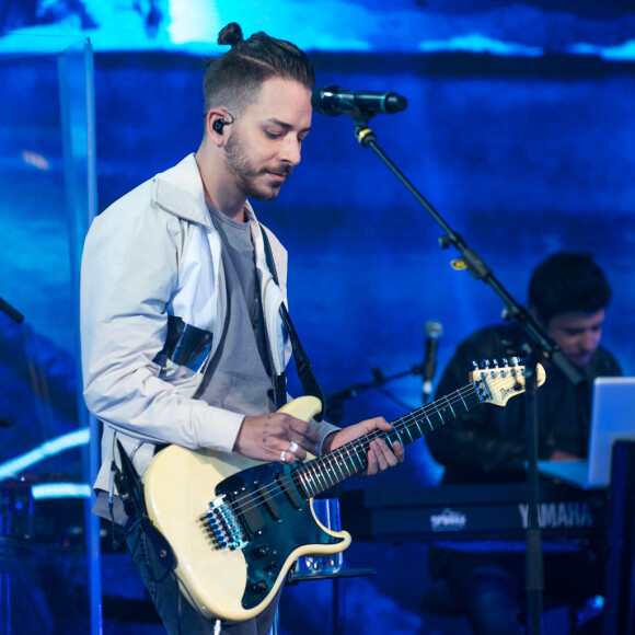 Junior Lima é multiinstrumentista e influencia o filho na música