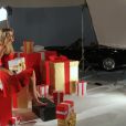 Fiorella Mattheis participa de campanha de Natal e posa com carro usado por James Bond, no filme '007'