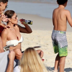 Juliana Paes afirmou sobre os flagras da família na praia: 'Gostamos de tomar uma cervejinha, ficar olhando as crianças brincarem e sentindo a brisa do mar'