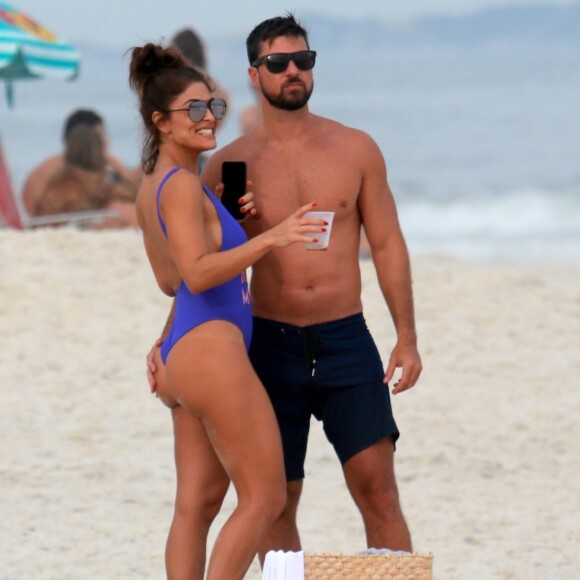 Juliana Paes e o marido, Carlos Eduardo Baptista, são fãs de momentos em família na praia