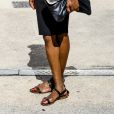 Minimalista: sandália de tirinhas preta é uma escolha acertada para complementar os looks de verão
